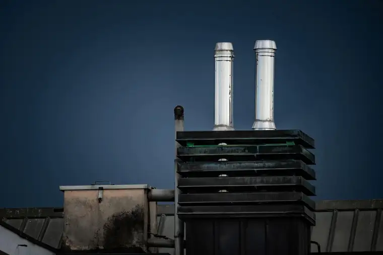 Ramonage de conduit de chaudière à Paris, photographie d’illustration